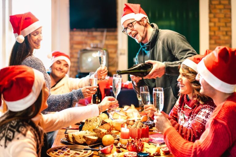 How to Create a Festive Atmosphere for Your Christmas Dinner